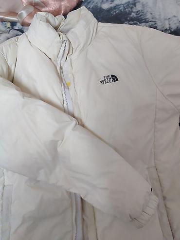 утепленное пальто: Куртка The North Face в белом цвете. Утеплённая короткая модель с — 2