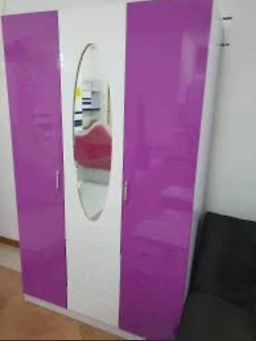 Üç qapılı paltar dolabı - Rəng: bənövşəyi (yan panellər) və ağ (orta