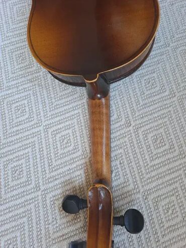 Violine: Violina sa gudalo u dobrom stanju sa manjim tragovima koriscenja, sve — 9
