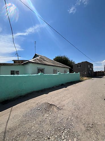 Продажа коттеджей и домов: Срочно продается дом в городе Токмок. Площадь дома — 102 м². Площадь — 2