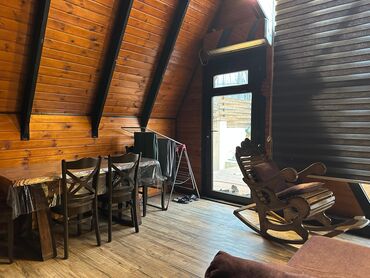 Günlük kirayə evlər: A‑Frame üslubunda taxta ev – həyət və istirahət zonası ilə - Müasir — 4