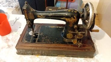 Qədim tikiş maşınları: Antik mexaniki tikiş maşını – əl çarxlı - Klassik döküm gövdə, qara — 8