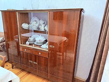 Dolablar: - Klassik üslublu bufet-vitrin mebeli - Material: parlaq laklı ağac — 1