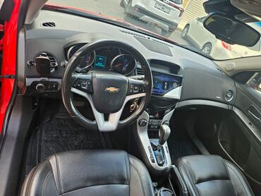 Chevrolet: Chevrolet Cruze sedan – parlaq qırmızı rəngdə, şəhər üçün dinamik və — 9