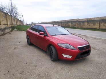 lezva diski teker: Ford Mondeo sedan – qırmızı metalik rəngdə, 4 qapılı, aerodinamik