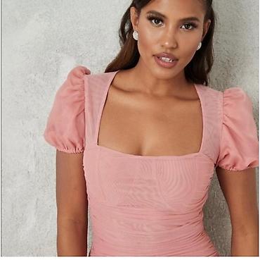 pink svecane haljine: Kratka ženska haljina u nežno roze boji. Fitted kroj koji prati liniju — 3