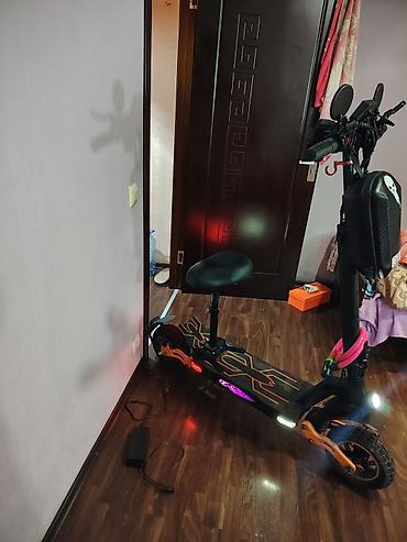 scooter icaresi: Elektrik skuter E-scooterin Scorpion modeli şarj cihazı üstündə — 2