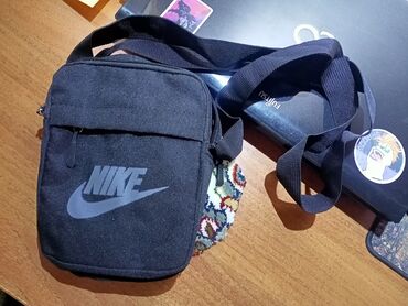 спортивные сумки: Барсетка от фирмы Nike имеет 3 удобных и комфортабельных отсека