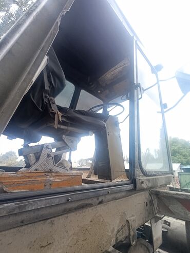 Зерноуборочные комбайны: Зерноуборочный комбайн самоходного типа, предназначенный для уборки at lalafo.kg — 15 Зерноуборочные комбайны: Зерноуборочный комбайн самоходного типа, предназначенный для уборки — 15