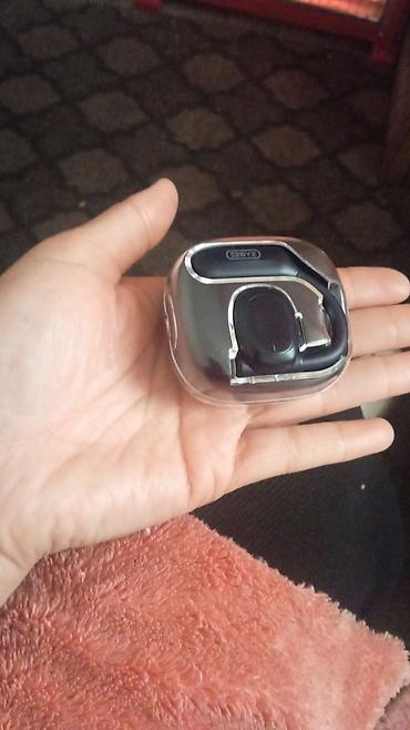 samsung buds: Bluetooth-гарнитура с креплением на ухо в прозрачном кейсе-зарядке — 1