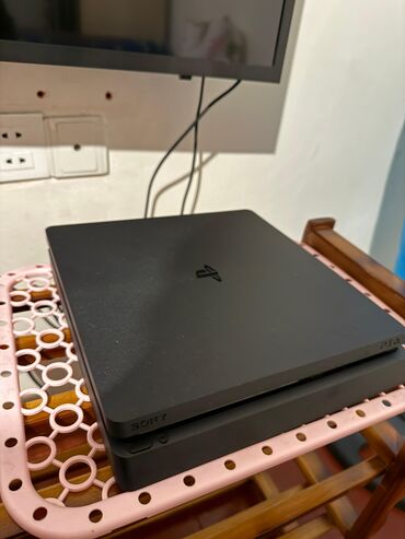 marshall 4: Ps4 slim 1tb yaddaş üstünde 2 pult verilir biri orginaldı fifa 25 god
