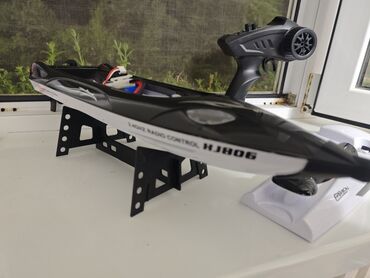 Digər idman və istirahət malları: Pultla işləyən gəmi 35km/saat sürətlə hərəkət edir. Tərs çevrildikde — 8