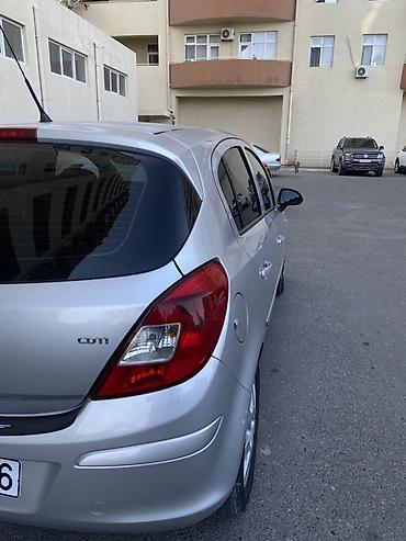 Opel: Opel Corsa CDTI, gümüşü rəng, 5 qapılı hetçbek. Texniki — 5
