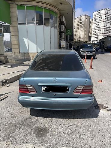 w210 panel: Mercedes-Benz E-Class (W210) sedan - Gövdə: 4 qapılı sedan, açıq mavi — 6