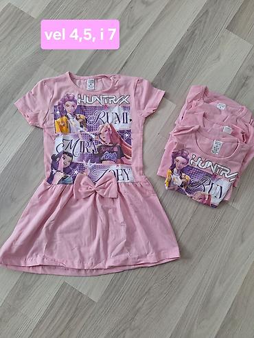 uniqlo majice: Huntrix haljinice pamucne
ostale velicine 4 i 5 — 1