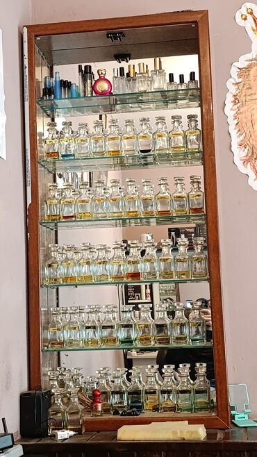 polkalar: Ətir Vitrini Satilir Eni 1.50 İçi Təmiz Şüşə Üsdü Plastik Paslanmir