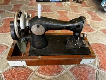 маленькая ручная швейная машинка: Швейная машина