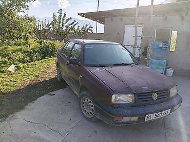 машина авди: Volkswagen Vento: 1993 г., 1.6 л, Кол менен иштөөчү, Бензин, Седан — 2