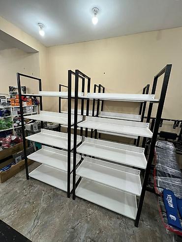 dukan ucun vitrin polkalar: Mağaza üçün metal rəf sistemi - Konstruksiya: Qara metal karkas, ağ — 1