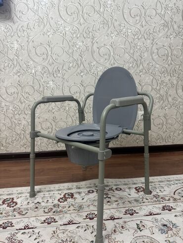 поднос на ножках: Портативный прикроватный туалет-стул (комод) - Прочная металлическая