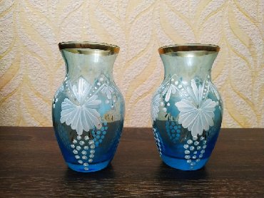 вазы из цветного стекла: Маленькие, цветочные вазы, в отличном состоянии. Две пары