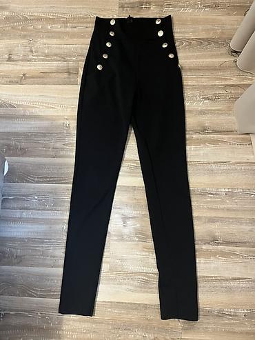 Elegantne ženske pantalone visokog struka u crnoj boji, kroj uskih