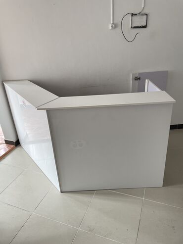 офисный шкафчик: Комплект офисной мебели, цвет - Белый, Б/у