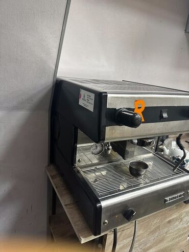 Qəhvəbişirənlər: Qəhvə maşını Yarımavtomat