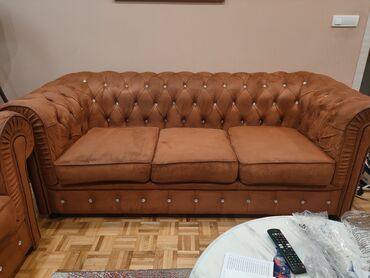 sofe beograd: Chesterfield garnitura u braon plišu sa dekorativnim kristalnim