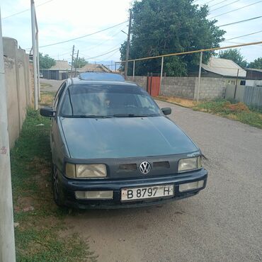 закрытый багажник на крышу: Автомобиль Volkswagen Passat B3 седан зеленого цвета. Модель оснащена