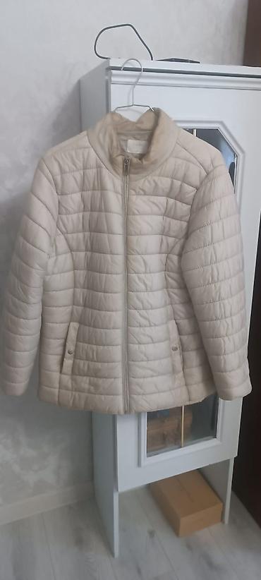 hicab geyim: Qadınlar üçün yüngül şişmə jaket - Rəng: açıq bej/kremsi - Dizayn — 1