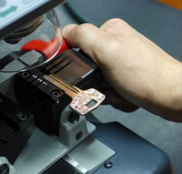 кромочный фрезер: Изготовление и дублирование ключей на профессиональном станке. -