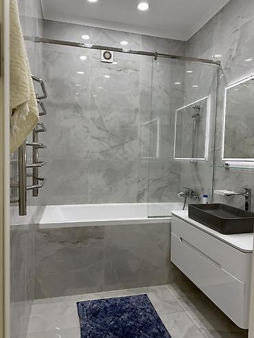 Унитазы: Современный санузел с отделкой под мрамор. - Подвесной унитаз с — 2