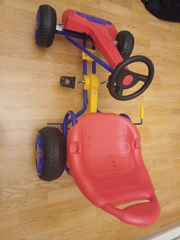Uşaqlar üçün pedallı qart avtomobili. Qırmızı rəngdə olan bu