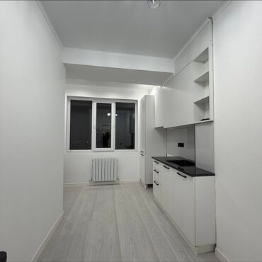 Помещения свободного назначения: Современная белая комната под интерьер-студию - Просторное вытянутое — 5