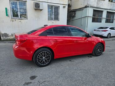 Chevrolet: Chevrolet Cruze sedan – parlaq qırmızı rəngdə, şəhər üçün dinamik və — 2