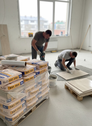 кафельной клей: Клей для плитки AlinEX SET 300 в мешках по 25 кг. Подходит для укладки