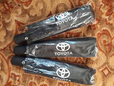 аксессуары на авто: Качественные зонты для взрослых чёрного цвета с эмблемой марки машин