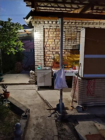 Дачный участок с кирпичным домиком и хозяйственными постройками -