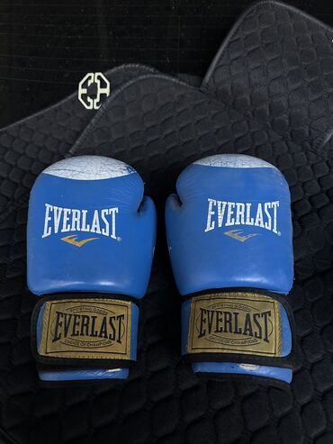 Перчатки: Боксерские перчатки everlast бу не порванные