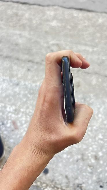 nokia 8000 4g: Telfon sade x9 du telfonda iki problem var ekranı işdiyir ama leke var — 5