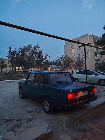 vaz susə: VAZ 2107 sedan - Kuzov: klassik 4 qapılı sedan, tünd mavi rəng - Arxa — 2