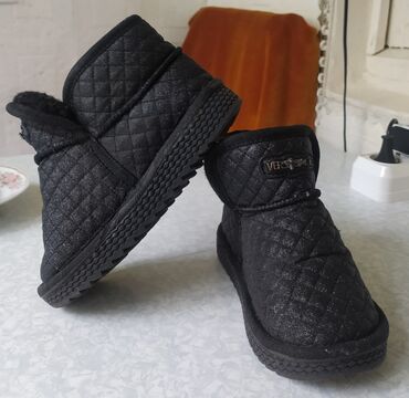 детская обувь зима: Черные с блеском, внутри натуральный мех. Зимой в них очень тепло