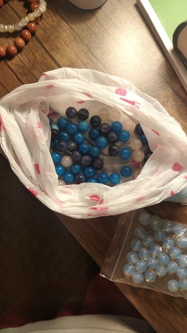 Muncuqlar: Qolbağlar təbii daşlardan. qiymət daşa və ölçüyə gorə. Muncuq dəsti – — 8