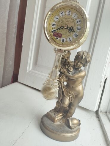 saatların qiyməti: Antik stolüstü bürünc qız heykəli ilə təmiz yapon istehsal olan saat