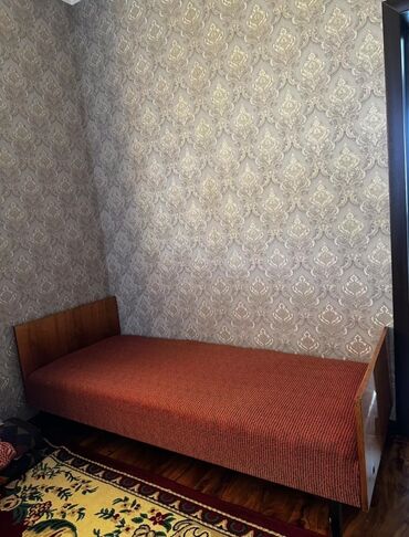 кровать спальни: Односпальная кровать, Б/у, С мягкой обивкой, длина - 190 см