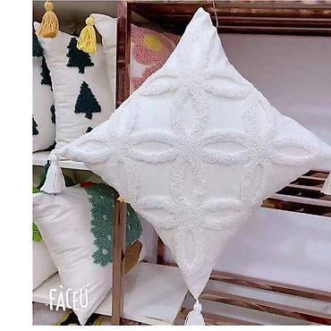staklene figurice: Ukrasne jastucnice
Dimenzije 45x45cm
Cena po komadu 1250din — 7