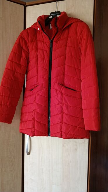 platya s peryami: Продаю куртку. На позднюю осень. Размер S. Длина по спинке 47 см. В