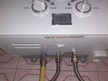 EGE ani su qızdırıcısı, ağ rəngli korpusu və rəqəmsal displeyi ilə