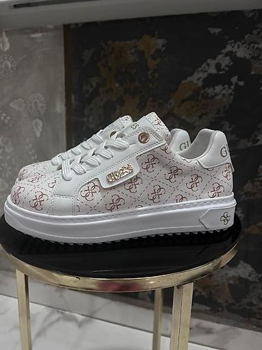 Patike: Predobre patike 
Vel 36 do 40 
Cena 4500 din — 20